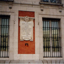 placa al 2 de mayo en puerta del sol en madrid