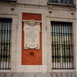 placa al 2 de mayo en puerta del sol en madrid